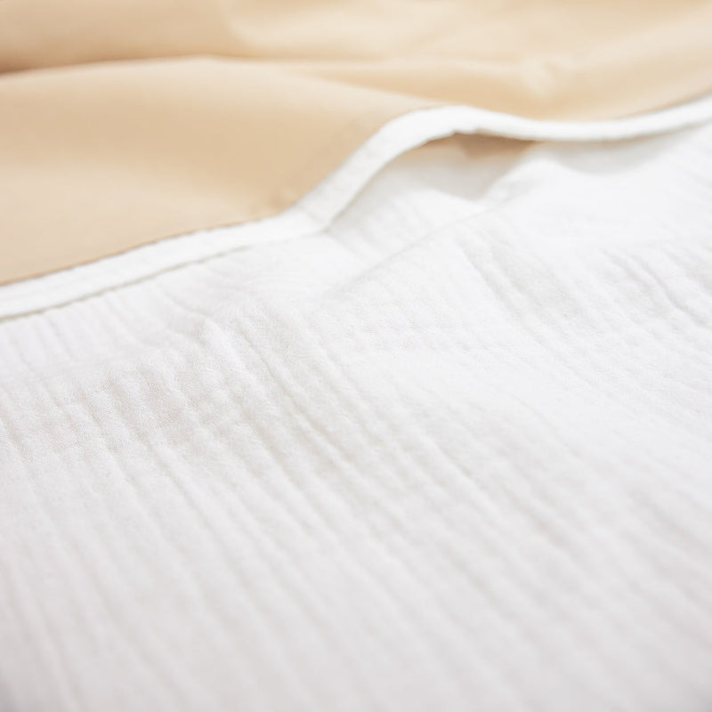 Meyco Offwhite muslin sheet edge detail