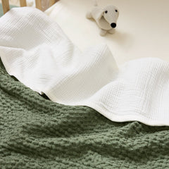 Meyco Natural muslin sheet in a crib