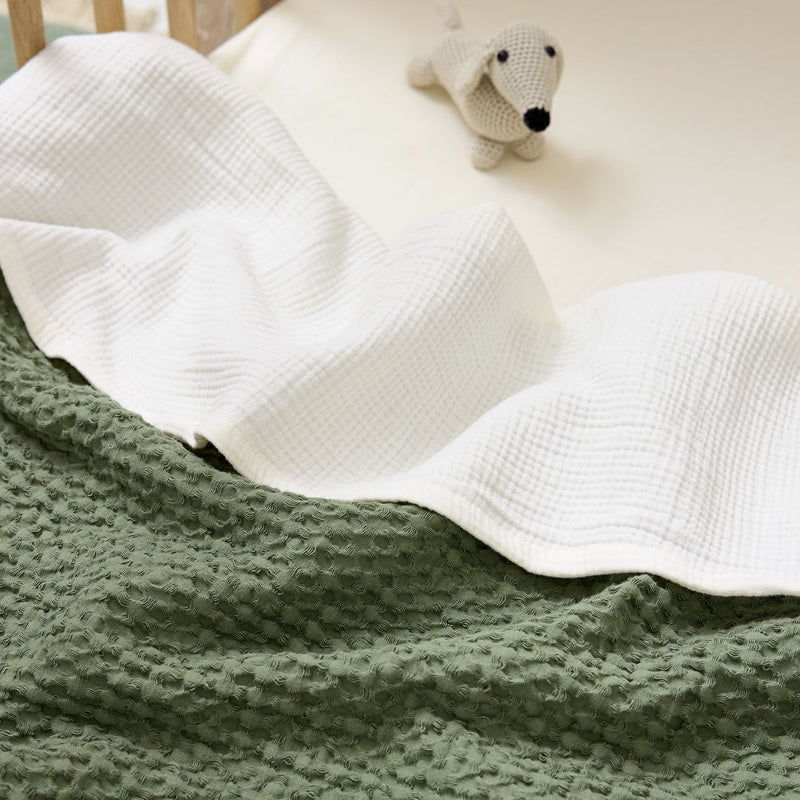 Meyco Natural muslin sheet in a crib