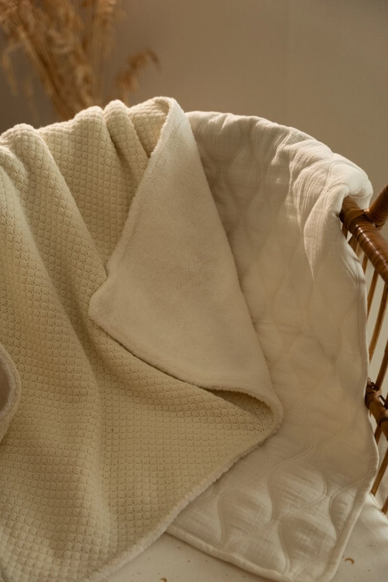 LD Pure Knitted/ Fleece Blanket 140x110cm